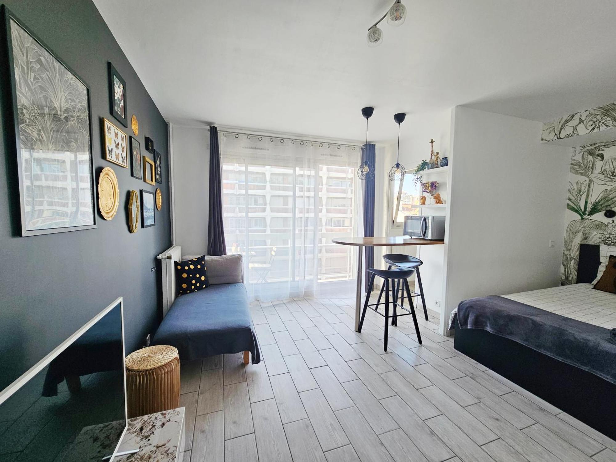 Balcony View Tour Eiffel Apartment Paris